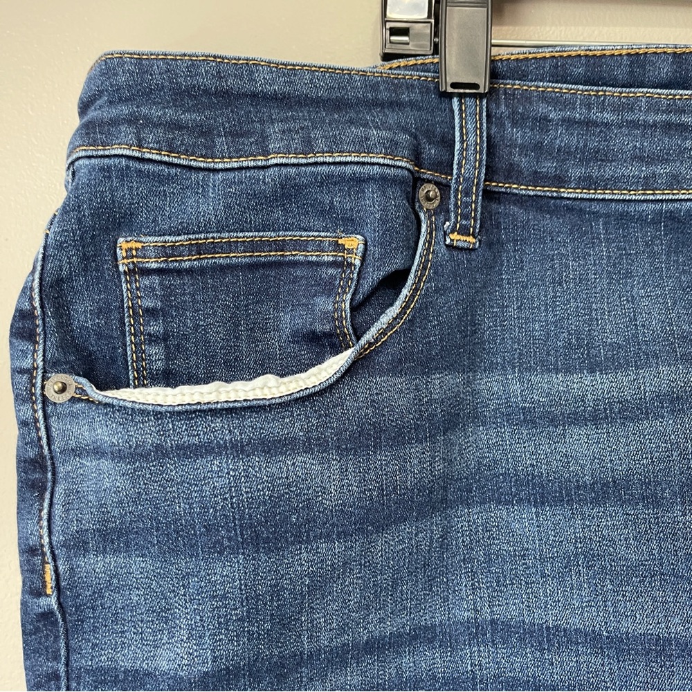 Universal Thread Jean Shorts 4.5” Inseam - Picture 4 of 10
